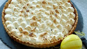 Syrlig og lækker citrontærte med marengs