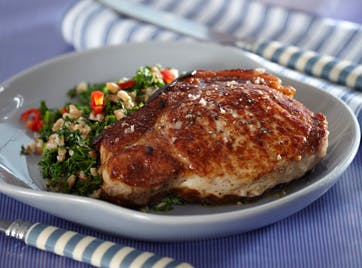https://imgix.familiejournal.dk/media/websites/familiejournalen-dot-dk/website/2014/januar/uge-3/mad/03-koteletter-med-groenkaalsspelt-362.jpg