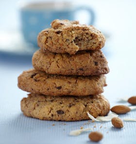 https://imgix.familiejournal.dk/media/websites/familiejournalen-dot-dk/website/2014/januar/uge-4/mad/04-kaempe-cookies-280.jpg