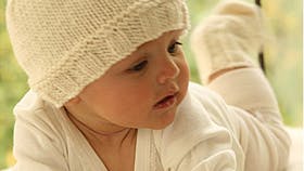 Strikket pigevest med sødt uglemotiv