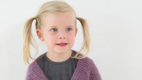 Strikket pigetrøje i lyngfarve