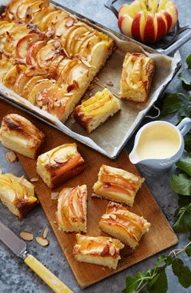 https://imgix.familiejournal.dk/media/websites/familiejournalen-dot-dk/website/2014/januar/uge-5/mad/05-aeblekage-med-gaer-280.jpg