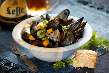 https://imgix.familiejournal.dk/media/websites/familiejournalen-dot-dk/website/2014/januar/uge-5/mad/05-belgiske-muslinger-362.jpg