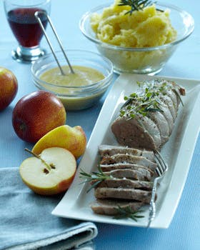 https://imgix.familiejournal.dk/media/websites/familiejournalen-dot-dk/website/2014/januar/uge-5/mad/05-farseret-moerbrad-med-kartoffelmos-280.jpg