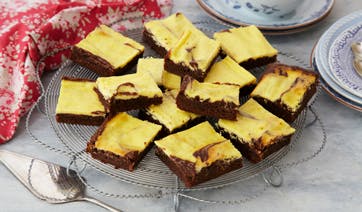 https://imgix.familiejournal.dk/media/websites/familiejournalen-dot-dk/website/2014/januar/uge-5/tillaeg-cheesecakes-og-chokoladekager/05-brownie-med-citroncreme-362.jpg