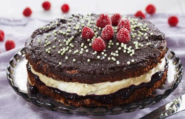 https://imgix.familiejournal.dk/media/websites/familiejournalen-dot-dk/website/2014/januar/uge-5/tillaeg-cheesecakes-og-chokoladekager/05-chokoladekage-med-lakridscreme-362.jpg