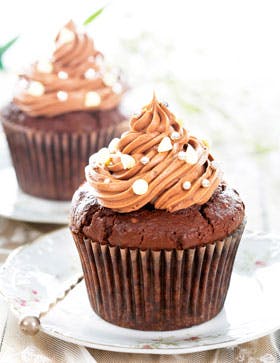 https://imgix.familiejournal.dk/media/websites/familiejournalen-dot-dk/website/2014/januar/uge-5/tillaeg-cheesecakes-og-chokoladekager/05-cupcakes-med-nutellatopping-280.jpg