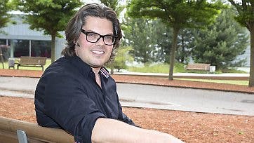 Mads Strandgaard er til daglig underviser og souschef på Hillerød Musikskole, hvor han også har arrangeret sommervarietéer