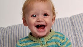 Strikket babysæt med striber