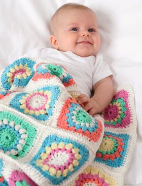 https://imgix.familiejournal.dk/media/websites/familiejournalen-dot-dk/website/2014/juli/uge-27/haandarbejde/27-haeklet-babytaeppe280.jpg