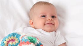 Hæklet babytæppe af bedstes firkanter