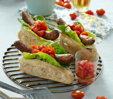 https://imgix.familiejournal.dk/media/websites/familiejournalen-dot-dk/website/2014/juli/uge-27/mad/27-hotdogs-362.jpg