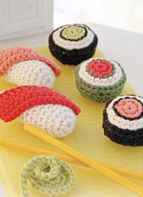 https://imgix.familiejournal.dk/media/websites/familiejournalen-dot-dk/website/2014/juli/uge-28/haandarbejde/28-g-sushi280.jpg