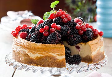 https://imgix.familiejournal.dk/media/websites/familiejournalen-dot-dk/website/2014/juli/uge-28/mad/28-cheesecake-med-lakrids-362.jpg