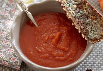 https://imgix.familiejournal.dk/media/websites/familiejournalen-dot-dk/website/2014/juli/uge-28/mad/28-kold-gulerodssuppe-362.jpg