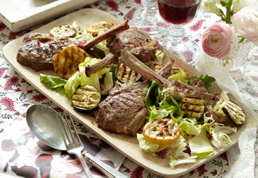 https://imgix.familiejournal.dk/media/websites/familiejournalen-dot-dk/website/2014/juli/uge-28/mad/28-lammekoteletter-med-salat-362.jpg