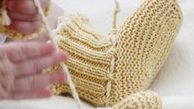 Strikkede babytøfler