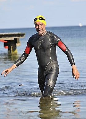 https://imgix.familiejournal.dk/media/websites/familiejournalen-dot-dk/website/2014/juli/uge-30/artikler/svoem-for-liv-artikel.jpg