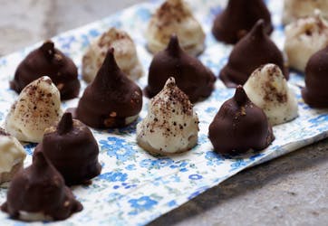 Hjemmelavede flødeboller med mørk chokolade