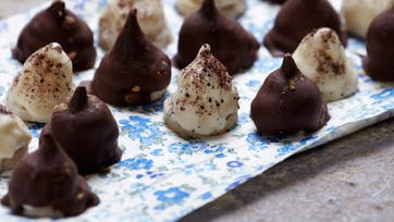 Hjemmelavede flødeboller med mørk chokolade