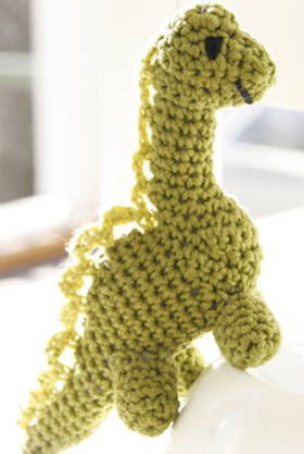 https://imgix.familiejournal.dk/media/websites/familiejournalen-dot-dk/website/2014/juli/uge-31/haandarbejde/31-g-dinosaur280.jpg