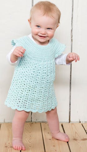 https://imgix.familiejournal.dk/media/websites/familiejournalen-dot-dk/website/2014/juni/uge-23/haandarbejde/23-babykjole280.jpg