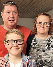 https://imgix.familiejournal.dk/media/websites/familiejournalen-dot-dk/website/2014/juni/uge-24/artikler/24-adhd-artikel.jpg