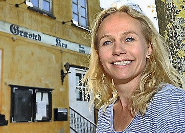 https://imgix.familiejournal.dk/media/websites/familiejournalen-dot-dk/website/2014/juni/uge-25/artikler/mette-k-madsen-revy-artikel.jpg