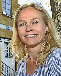 https://imgix.familiejournal.dk/media/websites/familiejournalen-dot-dk/website/2014/juni/uge-25/artikler/mette-k-madsen-revy-artikel.jpg