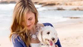 Strikket jakke med strukturmønster