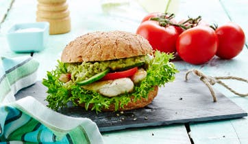 https://imgix.familiejournal.dk/media/websites/familiejournalen-dot-dk/website/2014/juni/uge-25/mad/25-kyllingeburger-med-guacamole-362.jpg