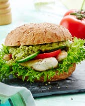 https://imgix.familiejournal.dk/media/websites/familiejournalen-dot-dk/website/2014/juni/uge-25/mad/25-kyllingeburger-med-guacamole-362.jpg