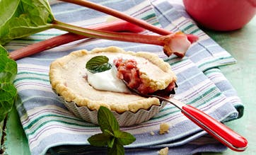 https://imgix.familiejournal.dk/media/websites/familiejournalen-dot-dk/website/2014/juni/uge-25/mad/25-rabarberkager-362.jpg