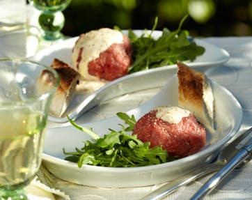 https://imgix.familiejournal.dk/media/websites/familiejournalen-dot-dk/website/2014/juni/uge-25/mad/25-roert-tatar-med-cremet-sauce-362.jpg
