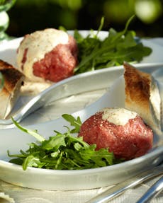 https://imgix.familiejournal.dk/media/websites/familiejournalen-dot-dk/website/2014/juni/uge-25/mad/25-roert-tatar-med-cremet-sauce-362.jpg