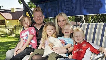 En glad Anna hygger sig med kĂŠresten Hallur og deres i alt fire bĂžrn i haven hos hendes forĂŠldre, som hun i dag har hus lige over for