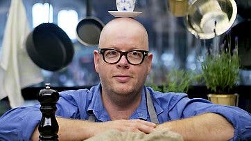 Ved siden af sit tv-arbejde er Claus i gang med at skrive en kogebog for mænd i samarbejde med sin faste makker, fotografen David Bering.