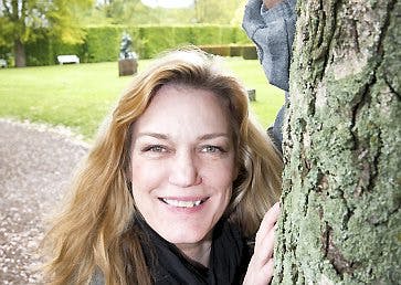 https://imgix.familiejournal.dk/media/websites/familiejournalen-dot-dk/website/2014/juni/uge-26/artikler/hanne-hedelund-er-en-slagfaerdig-dame-artikel.jpg