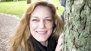 Hanne er til daglig tilknyttet Odense Teater. Hun kan i år opleves på Tornøes Hotel i charmerende, fynske Kerteminde frem til den 5. juli.