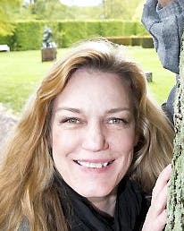 https://imgix.familiejournal.dk/media/websites/familiejournalen-dot-dk/website/2014/juni/uge-26/artikler/hanne-hedelund-er-en-slagfaerdig-dame-artikel.jpg
