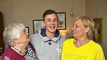 Oldemor Iris Hansen, 77, og mormor Betty Beck, 56, har begge taget sig godt af Nicklas og er med rette stolte af ham.