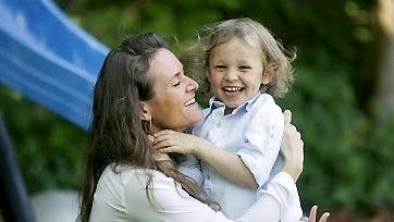 Louise har en kandidatgrad i human ernæring og var i gang med at starte egen virksomhed, da Sander blev syg. Nu glæder hun sig over, at kemo reddede drengens liv.