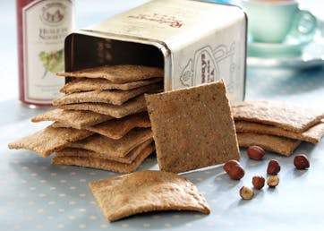https://imgix.familiejournal.dk/media/websites/familiejournalen-dot-dk/website/2014/juni/uge-26/mad/26-gourmet-knaekbroed-362.jpg