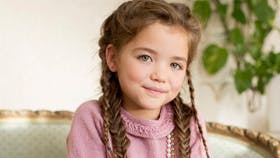 Strikket pigekjole med fine detaljer