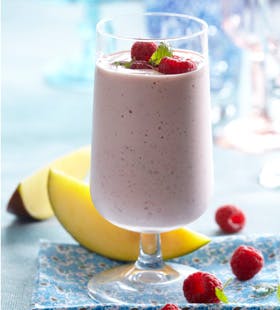 Drikkeyoghurt i glas med jordbær på toppen 