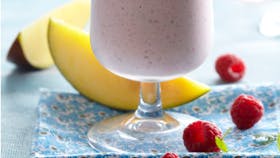 Drikkeyoghurt i glas med jordbær på toppen