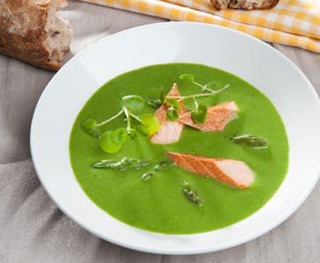https://imgix.familiejournal.dk/media/websites/familiejournalen-dot-dk/website/2014/maj/uge-20/slank/20-aspargessuppe-362.jpg