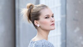 Vid strikbluse med hulmønster