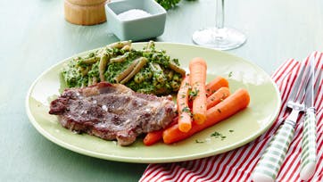 https://imgix.familiejournal.dk/media/websites/familiejournalen-dot-dk/website/2014/maj/uge-21/mad/21-koteletter-med-aertecreme-og-pasta-362.jpg
