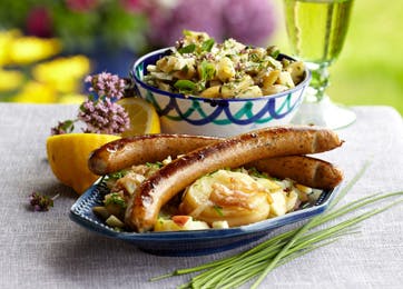 https://imgix.familiejournal.dk/media/websites/familiejournalen-dot-dk/website/2014/maj/uge-22/mad/22-kartoffelsalater-362.jpg